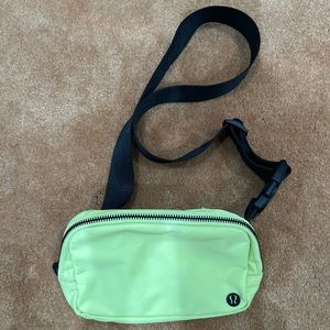 Like new Lululemon Everywhere Belt Bag Heritage 365 electric lemon 🍋